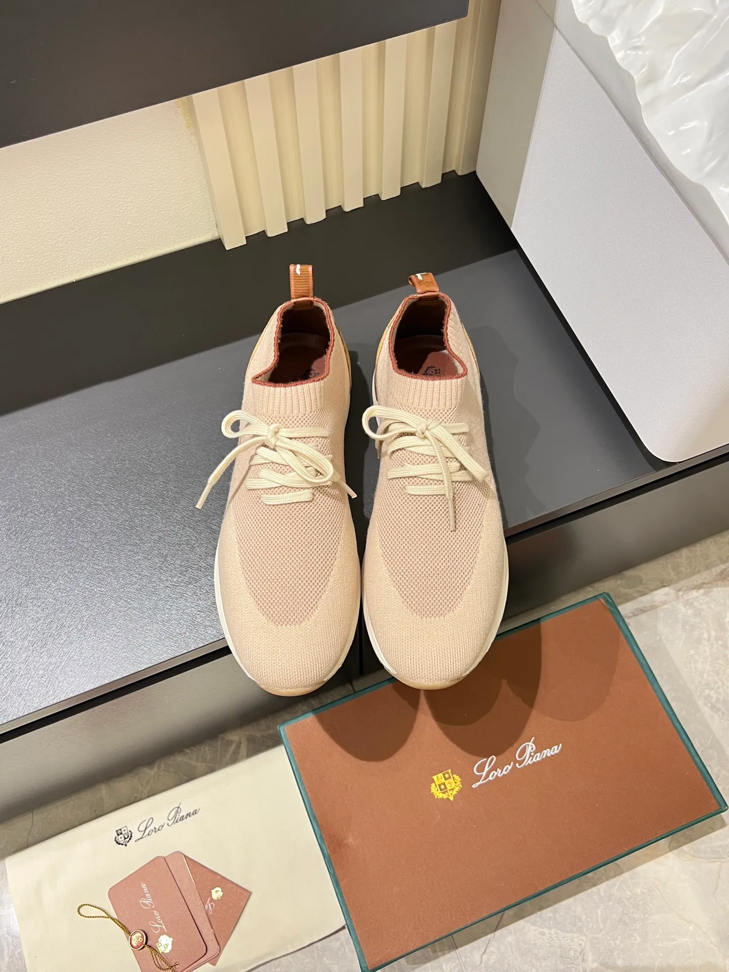 Men's Men's Shoes 💰p380 Loro Men's Shoes 💰piana/Noyo Piana 360 L Men's Shoes 💰p Flexy Walk Men's Sports Shoes These sports shoes are made of knitted wool uppers, and the heel is wrapped in smooth calf leather. Merino sheep are selected from Australia and New Zealand. The upper is machine-woven like a sweater, and then equipped with a white rubber outsole and a Kummel-colored sole. It is both beautiful and non-slip. The fabric is 100% cashmere and the insole is calf leather. It is super comfortable on the feet! Comes with full original packaging! Multiple colors available! Size: 38-44 (45 customized)